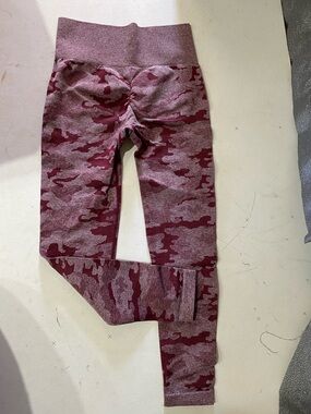 High-Waist Maroon Camo Leggings with Scrunch Back